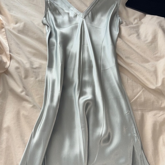 Elegant Silver Satin Nightgown - Picture 4 of 4